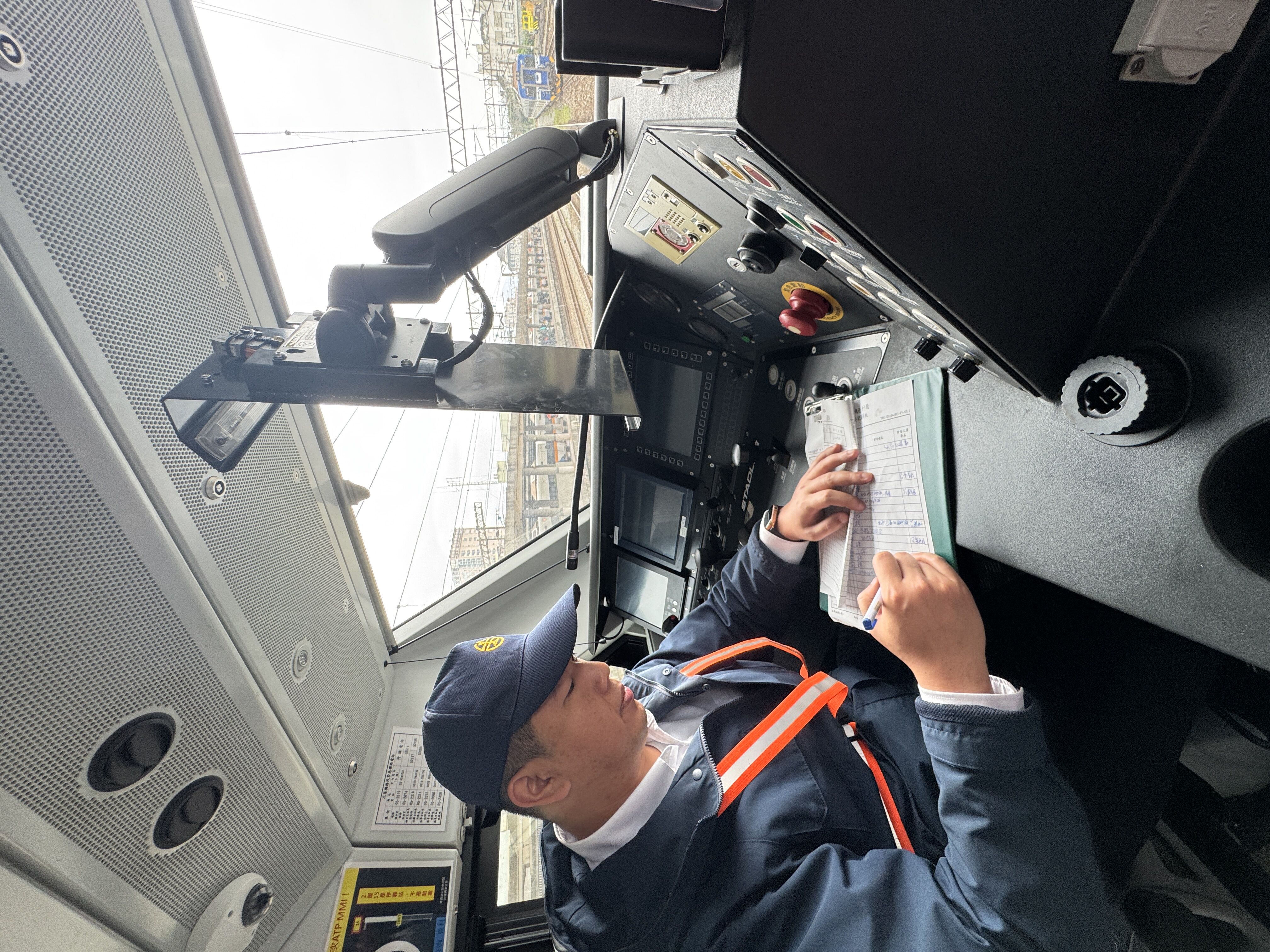 ▲▼台鐵公司化首波招募司機員上線實習,攻讀博士的林育民正是其中一名。(圖/林育民提供)