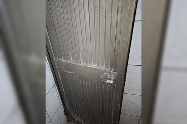 ▲▼浴室鋁門如何清潔。(圖/翻攝臉書/我愛全聯-好物老實說)