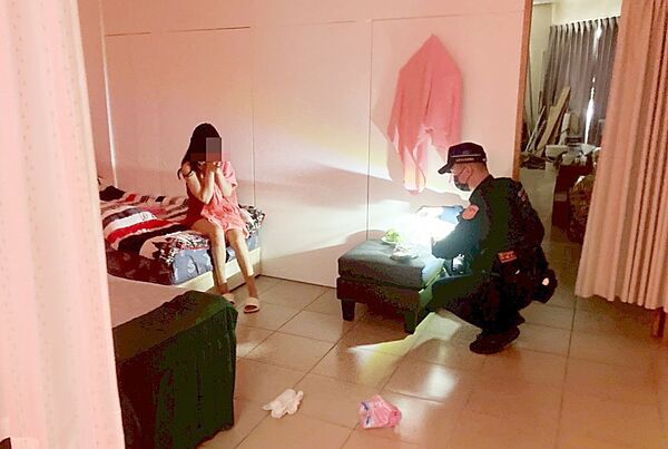 ▲桃園市中壢警方昨日持搜索票查獲「一樓一鳳」色情據點,泰國籍女子從事色情交易。(圖/中壢警方提供)
