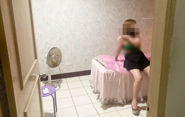 ▲桃園市中壢警方昨日持搜索票查獲「一樓一鳳」色情據點,越南籍女子從事色情交易。(圖/中壢警方提供)