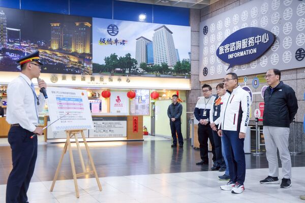 ▲侯友宜春節連假前夕巡視板橋車站。(圖/新北市新聞局提供)