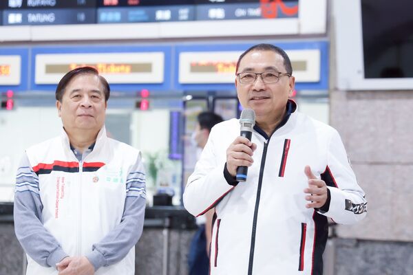 ▲侯友宜春節連假前夕巡視板橋車站。(圖/新北市新聞局提供)