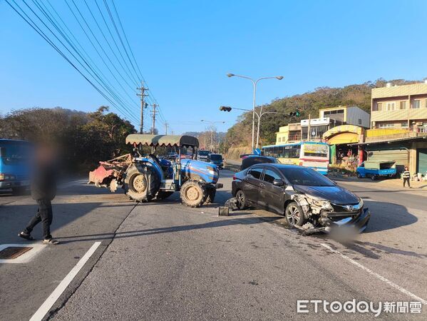 ▲▼苗栗小客車撞農機具。(圖/記者楊永盛翻攝)