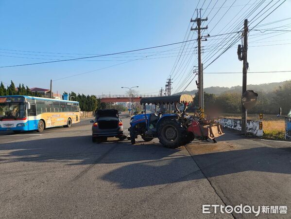 ▲▼苗栗小客車撞農機具。(圖/記者楊永盛翻攝)