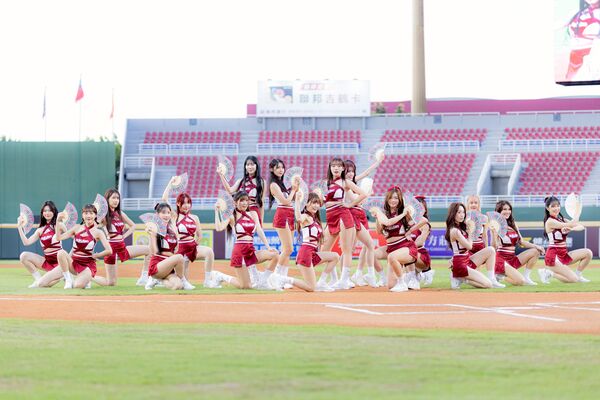 ▲樂天三本柱新球季前合體,左起廉世彬、河智媛、禹洙漢 。(圖/樂天桃猿提供)