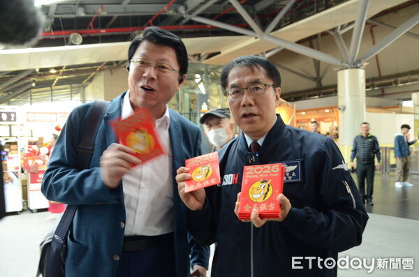 ▲台南市長黃偉哲於高鐵台南站發送「金馬伍吉」春聯與紅包,向返鄉市民及旅客拜年。(圖/記者林東良翻攝,下同)