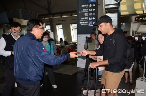 ▲台南市長黃偉哲於高鐵台南站發送「金馬伍吉」春聯與紅包,向返鄉市民及旅客拜年。(圖/記者林東良翻攝,下同)