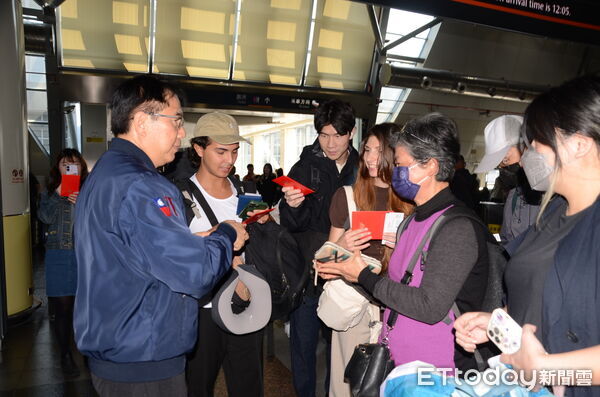 ▲台南市長黃偉哲於高鐵台南站發送「金馬伍吉」春聯與紅包,向返鄉市民及旅客拜年。(圖/記者林東良翻攝,下同)