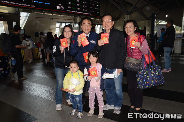 ▲台南市長黃偉哲於高鐵台南站發送「金馬伍吉」春聯與紅包,向返鄉市民及旅客拜年。(圖/記者林東良翻攝,下同)