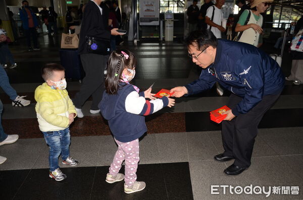 ▲台南市長黃偉哲於高鐵台南站發送「金馬伍吉」春聯與紅包,向返鄉市民及旅客拜年。(圖/記者林東良翻攝,下同)