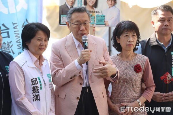 ▲柯文哲與台北市議員參選人發春聯。(圖/記者林敬旻攝)