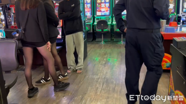 ▲▼韓國職棒樂天巨人隊涉嫌前往遊藝場賭博,台南警方今進行臨檢。(圖/記者林東良翻攝)