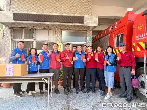 ▲台南市消防之友會第一辦事處於春節前夕前往第一救災救護大隊轄區分隊慰問,發放加菜金與慰問金,感謝消防人員辛勞付出。(圖/記者林東良翻攝,下同)