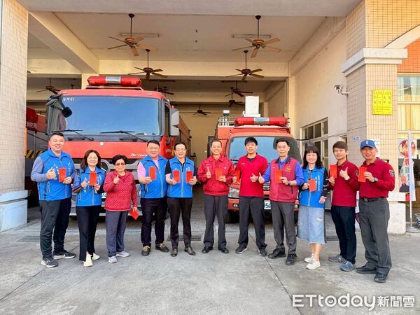 ▲台南市消防之友會第一辦事處於春節前夕前往第一救災救護大隊轄區分隊慰問,發放加菜金與慰問金,感謝消防人員辛勞付出。(圖/記者林東良翻攝,下同)