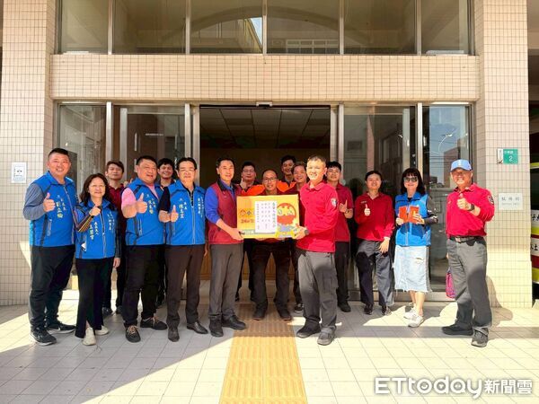 ▲台南市消防之友會第一辦事處於春節前夕前往第一救災救護大隊轄區分隊慰問,發放加菜金與慰問金,感謝消防人員辛勞付出。(圖/記者林東良翻攝,下同)