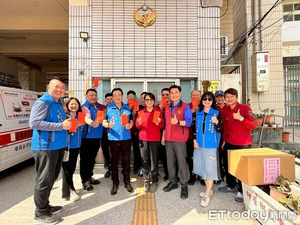 ▲台南市消防之友會第一辦事處於春節前夕前往第一救災救護大隊轄區分隊慰問,發放加菜金與慰問金,感謝消防人員辛勞付出。(圖/記者林東良翻攝,下同)