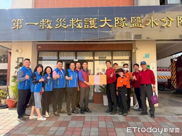 ▲台南市消防之友會第一辦事處於春節前夕前往第一救災救護大隊轄區分隊慰問,發放加菜金與慰問金,感謝消防人員辛勞付出。(圖/記者林東良翻攝,下同)