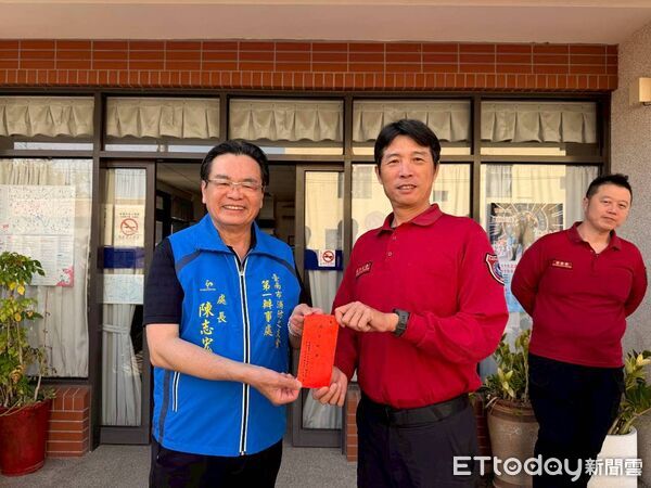 ▲台南市消防之友會第一辦事處於春節前夕前往第一救災救護大隊轄區分隊慰問,發放加菜金與慰問金,感謝消防人員辛勞付出。(圖/記者林東良翻攝,下同)
