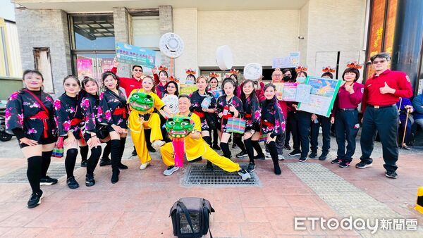 ▲台南市消防局第五大隊復興分隊於永康兵仔市場舞龍舞獅踩街宣導防火觀念,吸引民眾駐足參與。(圖/記者林東良翻攝,下同)