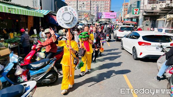 ▲台南市消防局第五大隊復興分隊於永康兵仔市場舞龍舞獅踩街宣導防火觀念,吸引民眾駐足參與。(圖/記者林東良翻攝,下同)