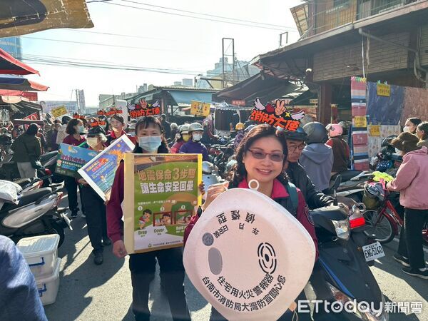 ▲台南市消防局第五大隊復興分隊於永康兵仔市場舞龍舞獅踩街宣導防火觀念,吸引民眾駐足參與。(圖/記者林東良翻攝,下同)