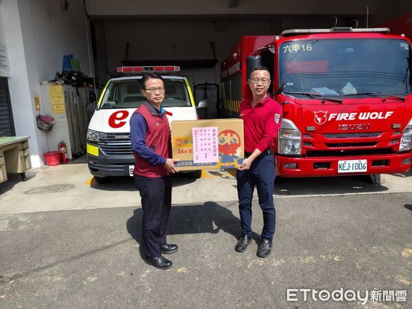 ▲台南市消防局第二大隊與消防之友會第二辦事處春節前夕前往轄區分隊慰勞,發放慰勞金及禮品,感謝消防人員堅守崗位。(圖/記者林東良翻攝,下同)
