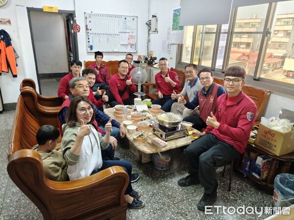 ▲台南市消防局第二大隊與消防之友會第二辦事處春節前夕前往轄區分隊慰勞,發放慰勞金及禮品,感謝消防人員堅守崗位。(圖/記者林東良翻攝,下同)