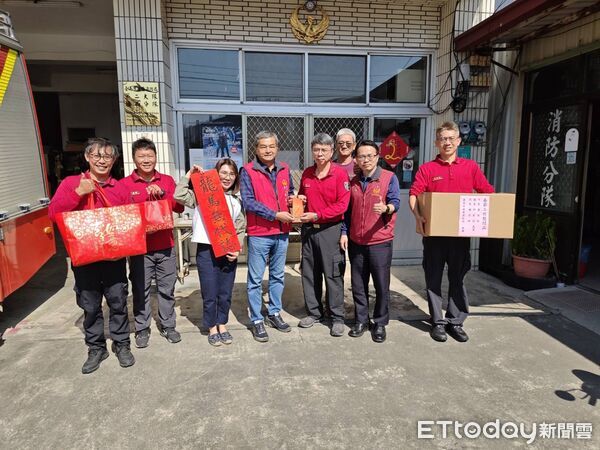 ▲台南市消防局第二大隊與消防之友會第二辦事處春節前夕前往轄區分隊慰勞,發放慰勞金及禮品,感謝消防人員堅守崗位。(圖/記者林東良翻攝,下同)
