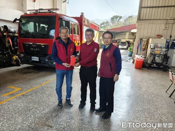 ▲台南市消防局第二大隊與消防之友會第二辦事處春節前夕前往轄區分隊慰勞,發放慰勞金及禮品,感謝消防人員堅守崗位。(圖/記者林東良翻攝,下同)