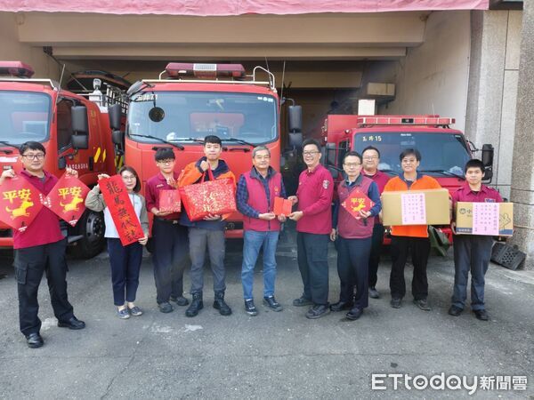 ▲台南市消防局第二大隊與消防之友會第二辦事處春節前夕前往轄區分隊慰勞,發放慰勞金及禮品,感謝消防人員堅守崗位。(圖/記者林東良翻攝,下同)
