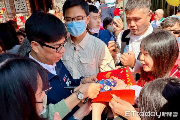 ▲▼ 春節連假首日!陳其邁率團隊連跑6廟參香 開運小紅包超搶手。(圖/記者賴文萱翻攝)
