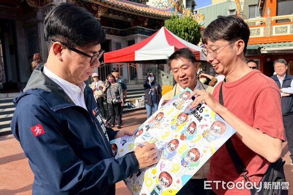 ▲▼ 春節連假首日!陳其邁率團隊連跑6廟參香 開運小紅包超搶手。(圖/記者賴文萱翻攝)