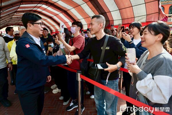 ▲▼ 春節連假首日!陳其邁率團隊連跑6廟參香 開運小紅包超搶手。(圖/記者賴文萱翻攝)