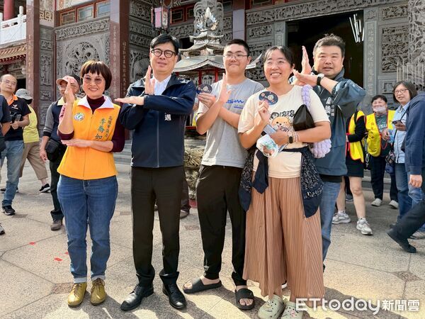 ▲▼ 春節連假首日!陳其邁率團隊連跑6廟參香 開運小紅包超搶手。(圖/記者賴文萱翻攝)