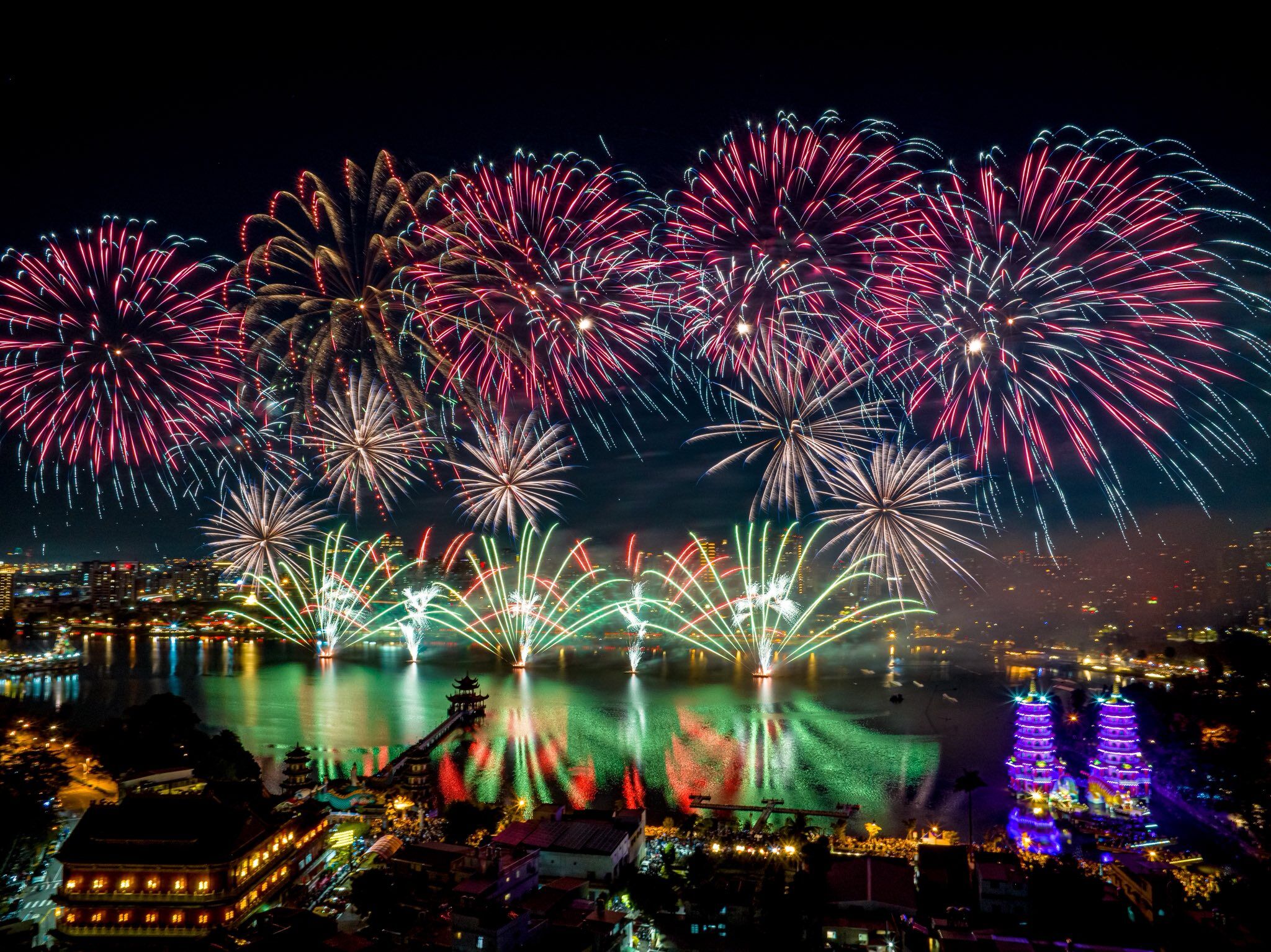 ▲▼左營太子宮廟會施放煙火。(圖/翻攝臉書/左營太子宮)