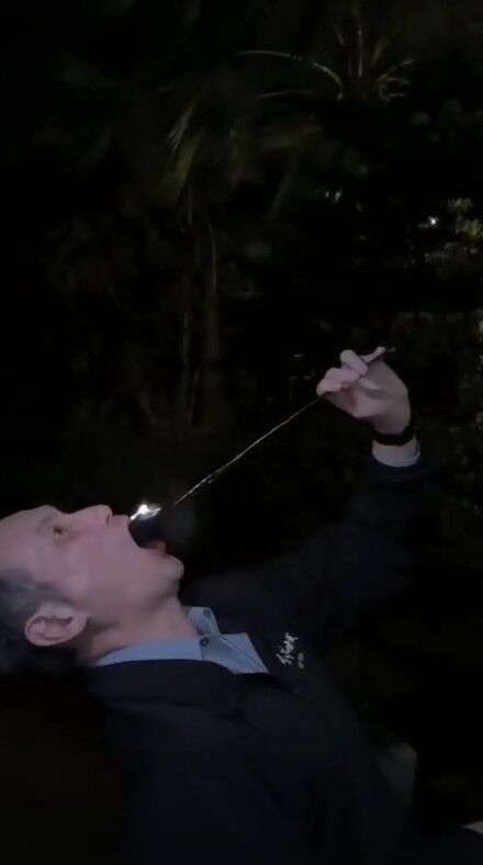 ▲▼前立委鄭運鵬接任台灣世曦董事長後,在公司尾牙親自表演吞火,震撼全場。(圖/翻攝自Threads/niceponpon0602)