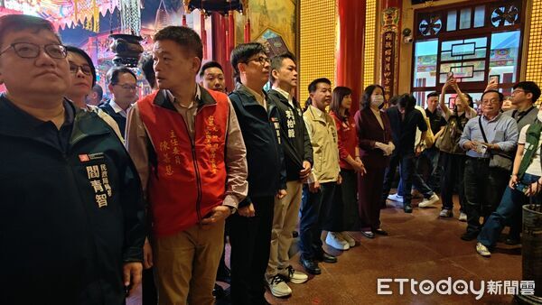 ▲立委許智傑參加高雄市長初選落選,還是跟市長陳其邁「愛相隨」 。(圖/記者吳奕靖攝)