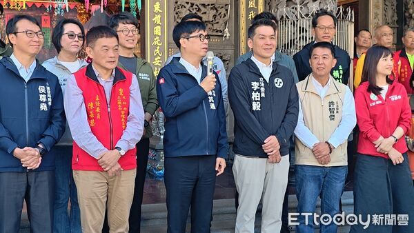 ▲立委許智傑參加高雄市長初選落選,還是跟市長陳其邁「愛相隨」 。(圖/記者吳奕靖攝)