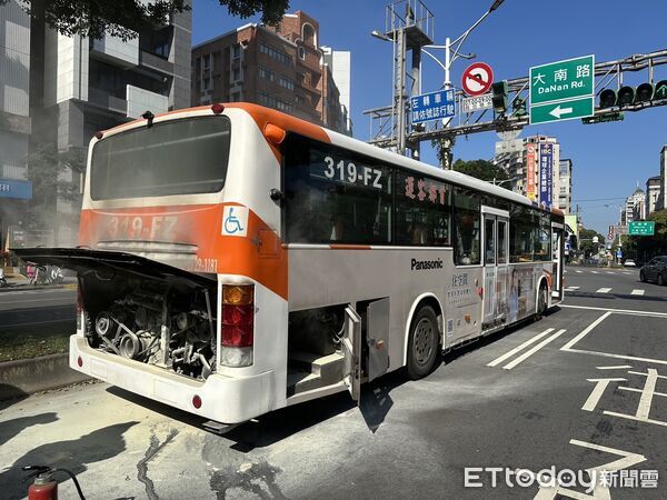 ▲▼ 士林首都客運公車冒煙,所幸無人傷亡。(圖/記者張君豪翻攝)