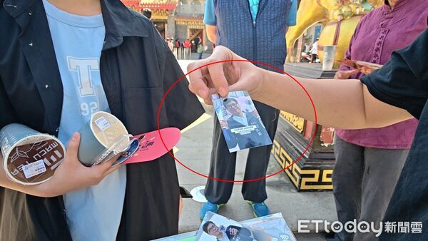 ▲這張卡片就是隱藏版小卡,雙面都有陳其邁照片 。(圖/記者吳奕靖攝)