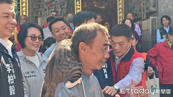 ▲這張卡片就是隱藏版小卡,雙面都有陳其邁照片 。(圖/記者吳奕靖攝)