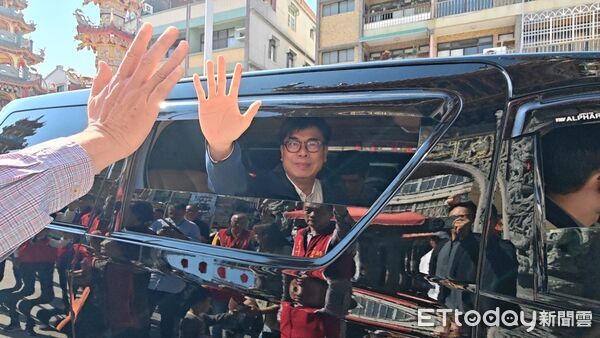 ▲這張卡片就是隱藏版小卡,雙面都有陳其邁照片 。(圖/記者吳奕靖攝)