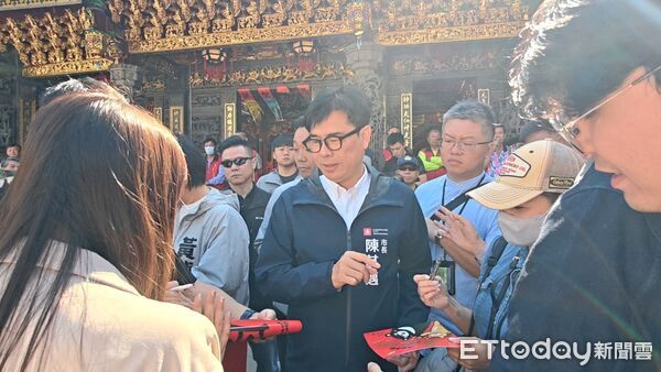 ▲這張卡片就是隱藏版小卡,雙面都有陳其邁照片 。(圖/記者吳奕靖攝)