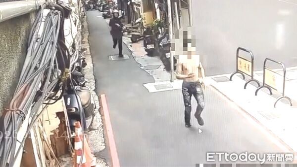 ▲身負2條通緝的吳男,因在防火巷小便遭警方注意,企圖逃跑仍被警方逮捕。(圖/記者陸運陞翻攝)