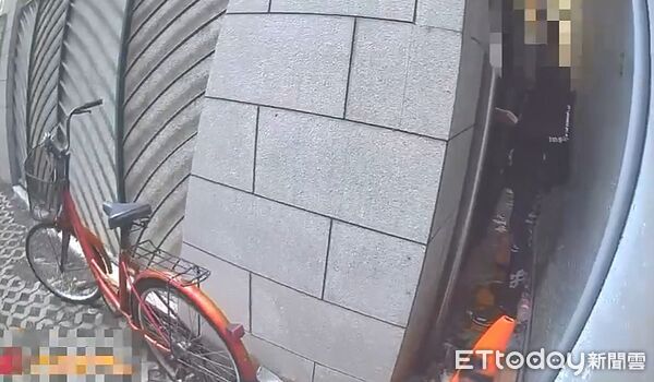 ▲身負2條通緝的吳男,因在防火巷小便遭警方注意,企圖逃跑仍被警方逮捕。(圖/記者陸運陞翻攝)