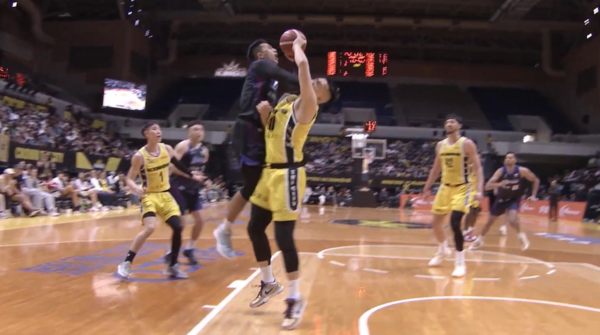 ▲新北國王簡祐哲不慎遭上籃的新竹攻城獅高國豪肘擊面部,當場爆血。(圖/翻攝自YouTube/TPBL)