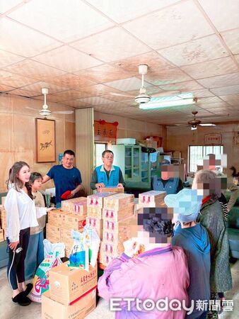 ▲東港警會同善心人士發放愛心物資。(圖/記者陳崑福翻攝)