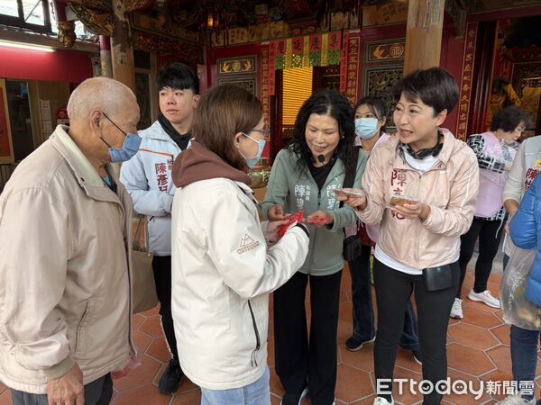 ▲小年夜台南傳統市場湧入採買人潮,年節氣氛濃厚。(記者林東良翻攝,下同)