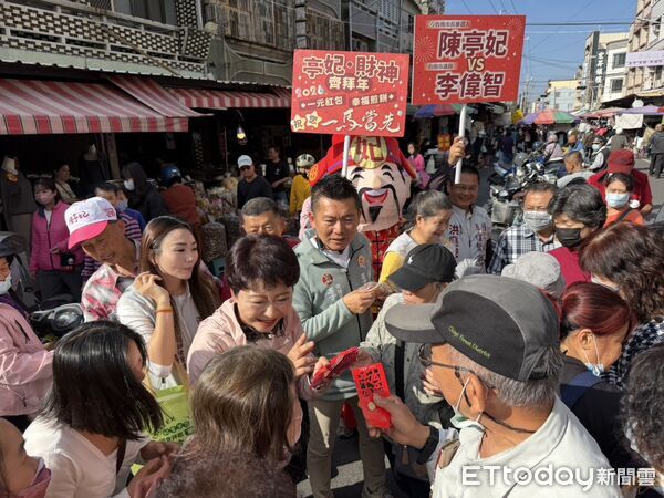▲小年夜台南傳統市場湧入採買人潮,年節氣氛濃厚。(記者林東良翻攝,下同)