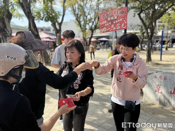 ▲小年夜台南傳統市場湧入採買人潮,年節氣氛濃厚。(記者林東良翻攝,下同)